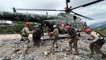Rescatan a 12 personas en Chanchamayo tras desborde del río Tarma: helicóptero evacuó a familia y policías aislados por lluvias