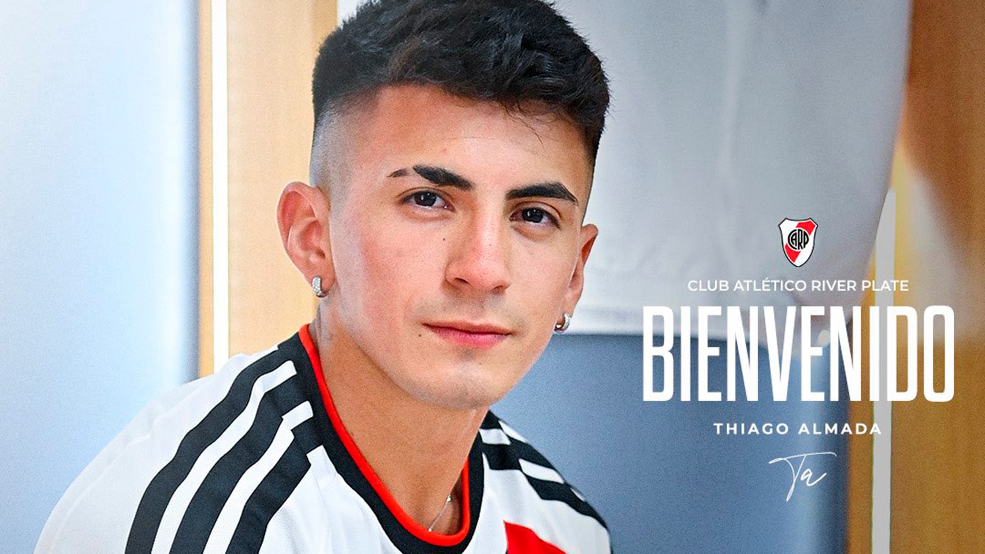 Thiago Almada firmó el contrato con River Plate: sus primeras fotos con la camiseta del club
