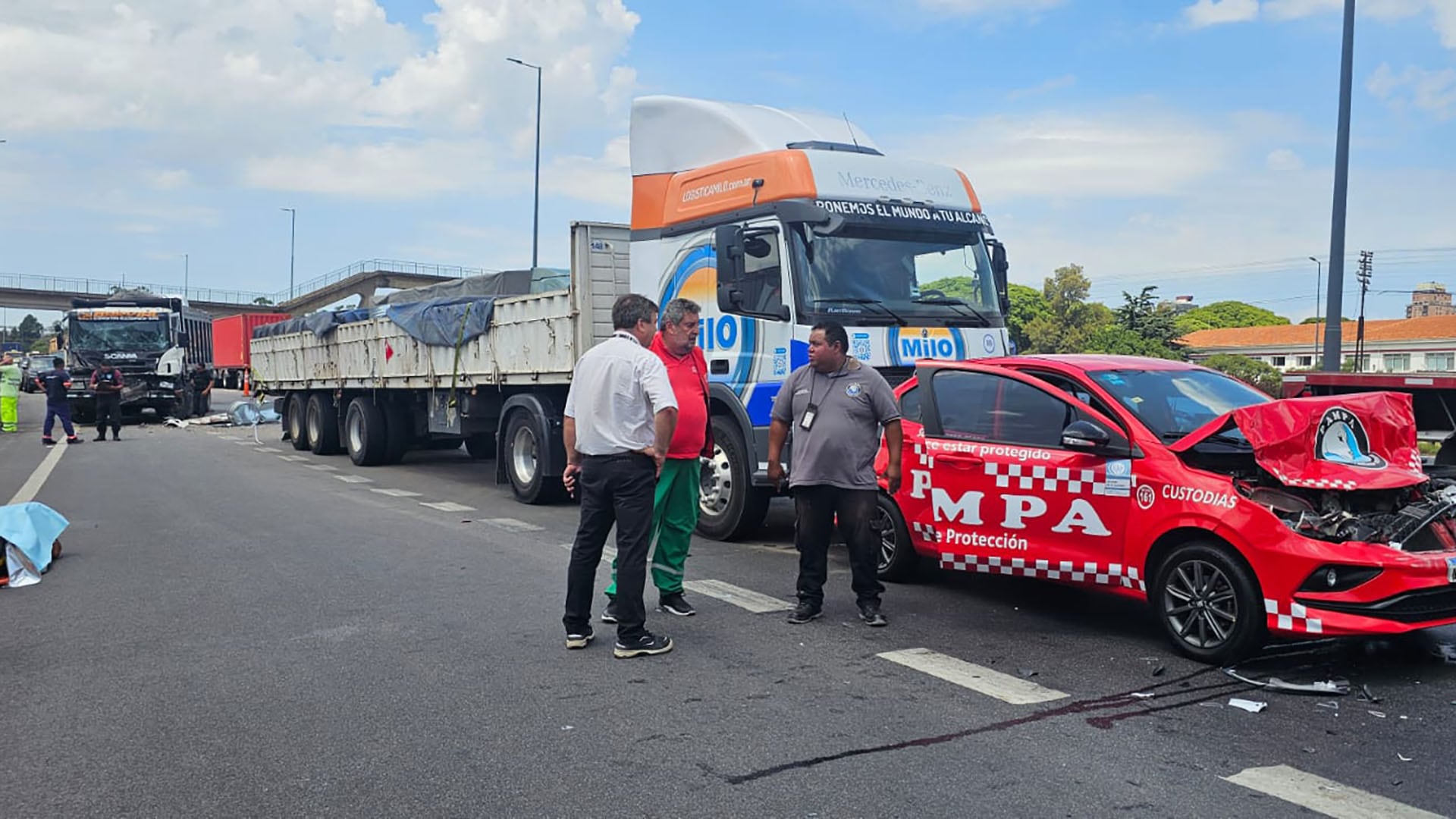 El auto terminó con la parte delantera destrozada