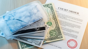 Activos financieros congelados por orden judicial - VisualesIA ScribNews