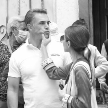 Mayer y su esposa compartiendo