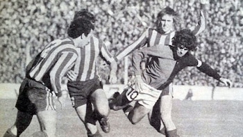 Zanabria disputando la pelota con