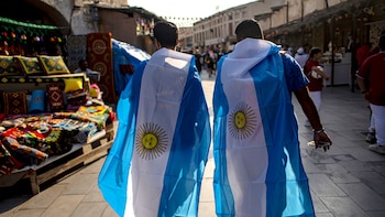 hinchas-argentinos-en-las-cercanias-al-estadio-Lusail