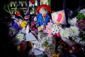 Los seguidores de la reina llegan a Londres a mostrar su respeto. REUTERS/Sarah Meyssonnier