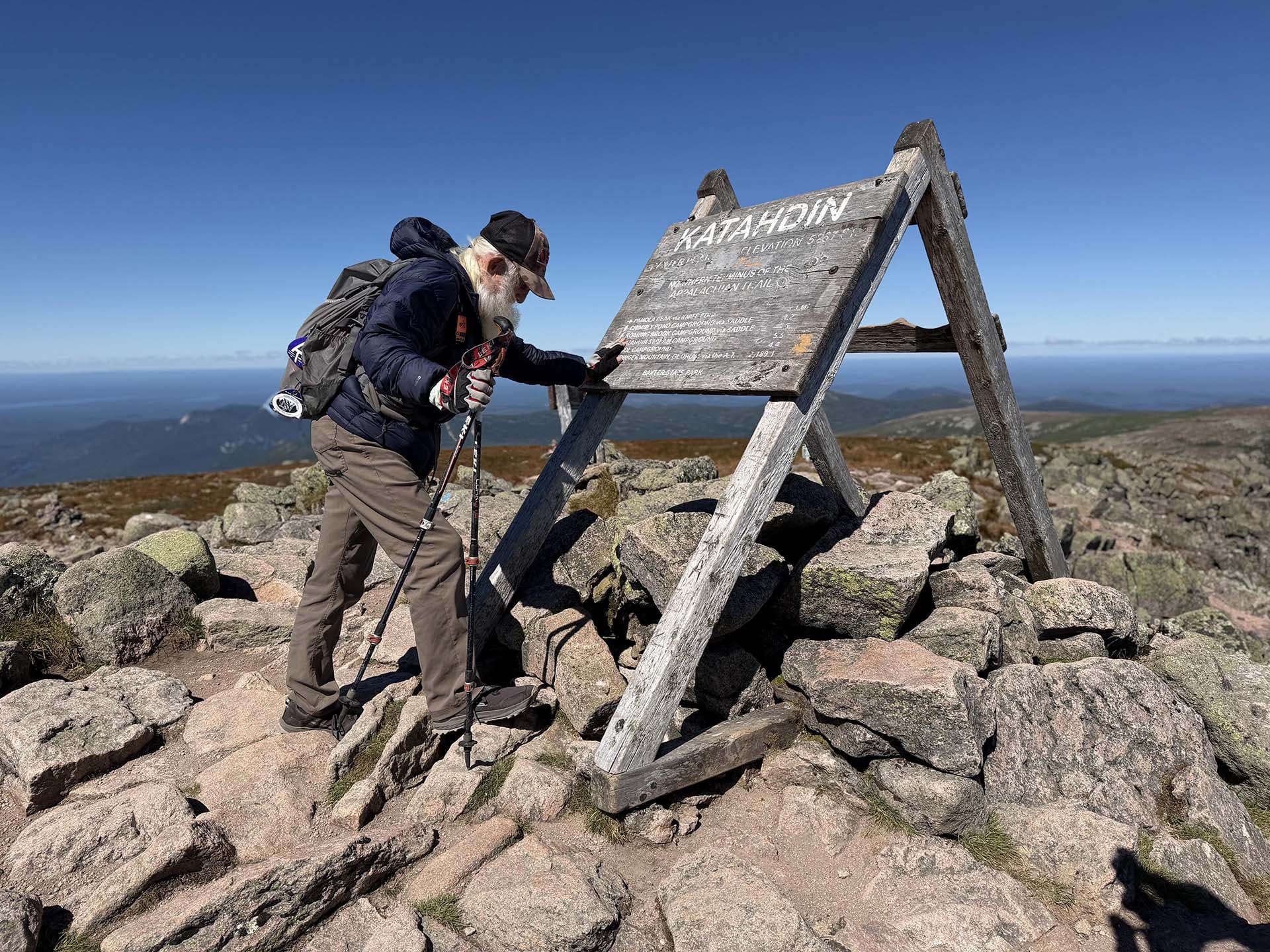 Sanders rezó al llegar al monte Katahdin, donde cerró la travesía con la que recuperó un récord que ya había sido suyo. (AP Photo/Robert F. Bukaty)