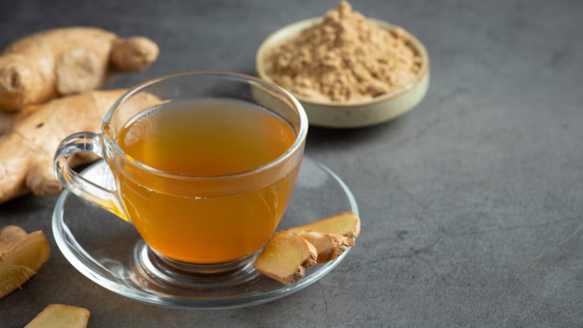 La infusión de jengibre se elabora de forma sencilla y rápida, utilizando raíz fresca y agua, con la posibilidad de añadir ingredientes naturales para potenciar su sabor y efectos (Freepik)
