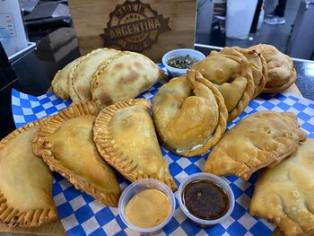 Vende 14.000 empanadas al mes.