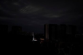Una vista muestra una ciudad sin electricidad después de que una planta de energía térmica fuera alcanzada por un ataque con misiles rusos, en medio del ataque de Rusia a Ucrania, en Kharkiv, Ucrania, el 11 de septiembre de 2022. REUTERS/Gleb Garanich