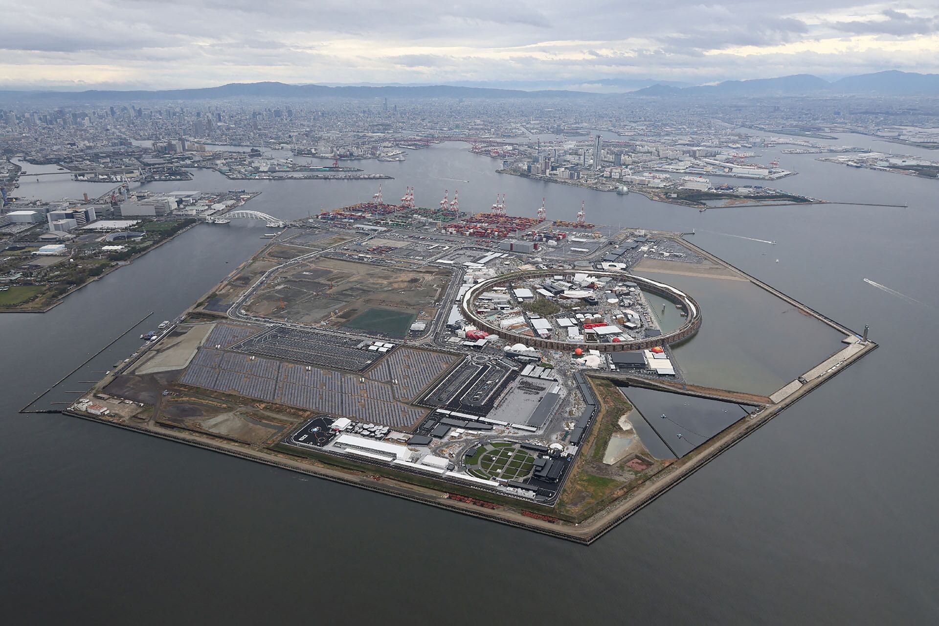 Vista general del «Gran Anillo» y del recinto de la Expo en la isla de Yumeshima de la Expo de Osaka 2025, que durará seis meses (JIJI PRESS / AFP)