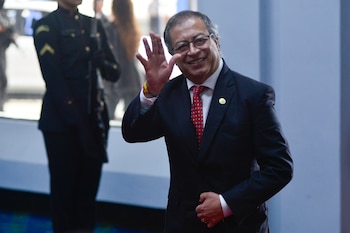 El presidente de Colombia, Gustavo Petro, saluda a la prensa al llegar a la ceremonia de posesión del presidente electo en Panamá, José Raúl Mulino en el Centro de Convenciones Atlapa en Ciudadade Panamá, el lunes 1 de julio de 2024. Colombia revivió la discusión sobre una fórmula para aprobar leyes por vía rápida en el Congreso que fue usada temporalmente en 2016, luego de que el presidente Gustavo Petro lo planteara ante el Consejo de Seguridad de Naciones Unidas el 11 de julio de 2024. (AP Foto/Agustín Herrera)