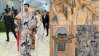 Hombre en la Met Gala con abrigo estampado cubista, rodeado de asistentes, junto a tres obras de arte cubistas con formas geométricas y tonos neutros