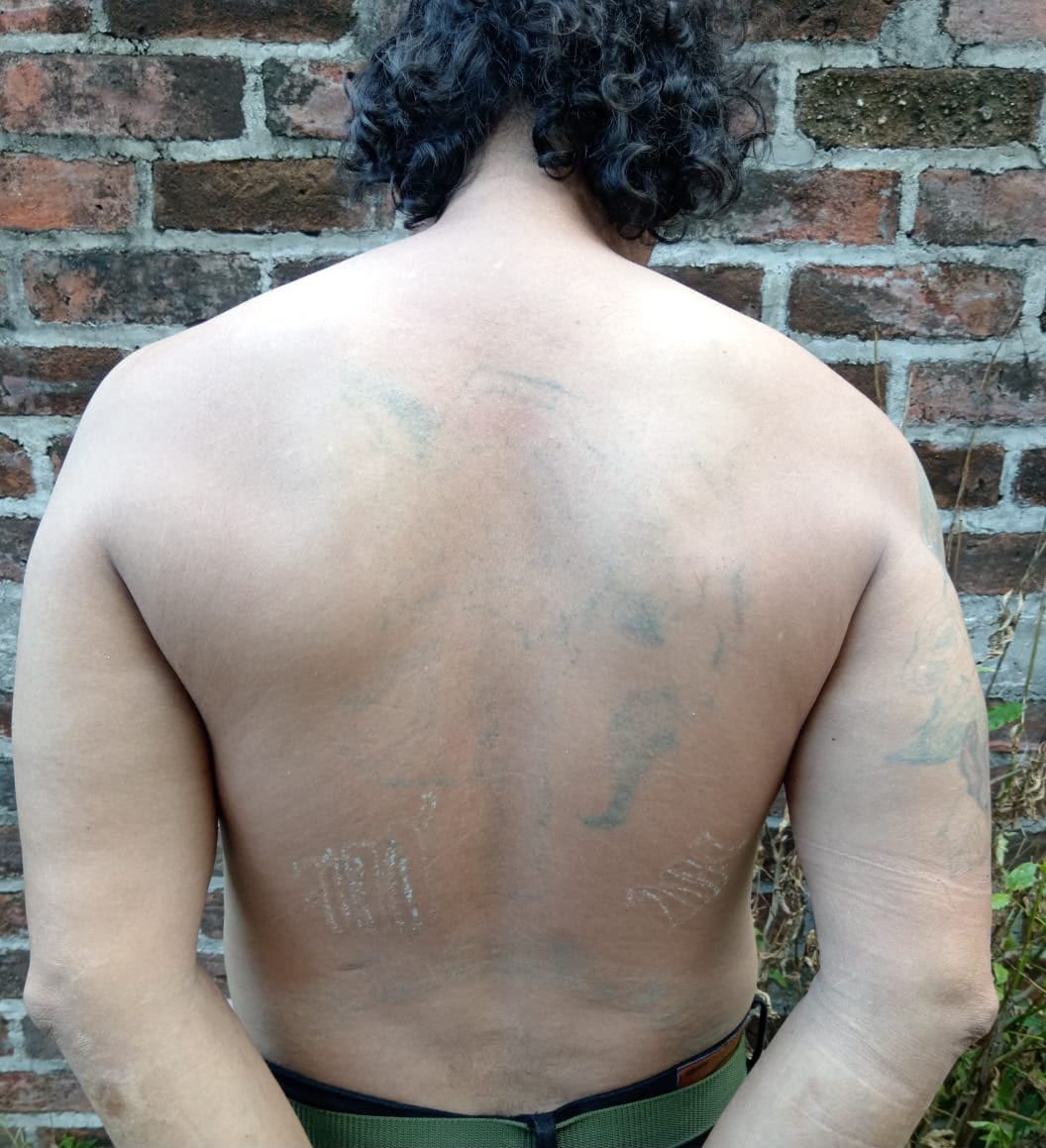 Las autoridades identificaron a los detenidos como Pedro Alexander Ramírez Ramos y Obed Isaí Cortez González, a quienes señalan como homeboys de la Mara Salvatrucha. (Foto cortesía Fuerza Armada de El Salvador)