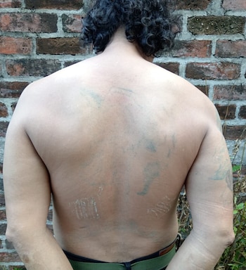 Las autoridades identificaron a los detenidos como Pedro Alexander Ramírez Ramos y Obed Isaí Cortez González, a quienes señalan como homeboys de la Mara Salvatrucha. (Foto cortesía Fuerza Armada de El Salvador)