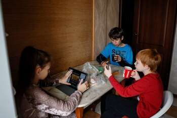 Los dos años de pandemia seguidos de la invasión rusa de Ucrania amenazan la educación y la trayectoria escolar de los niños ucranianos. REUTERS/Alina Smutko/Archivo