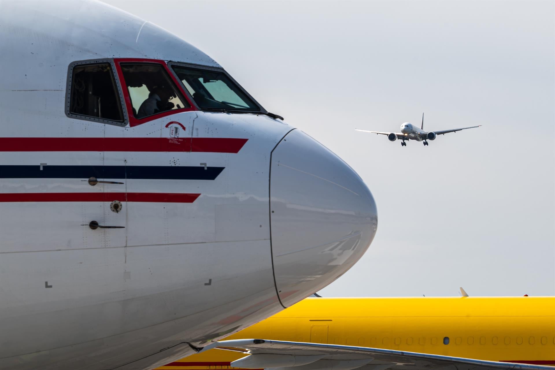 Emiratos suspende vuelos de aerolíneas iraníes por sanciones de EE.UU.