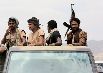 Combatientes hutíes viajan en un