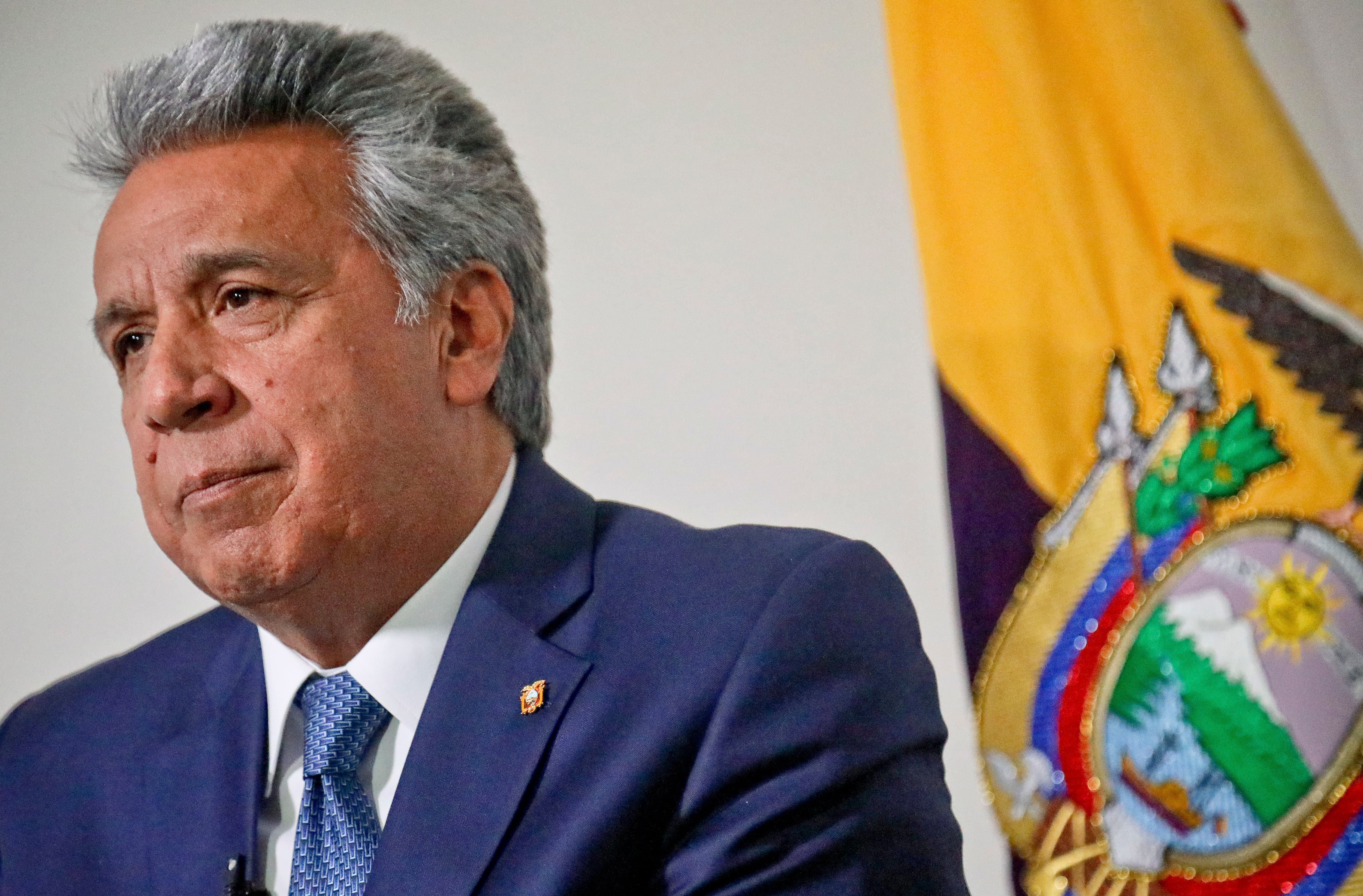 ARCHIVO - El presidente de Ecuador, Lenin Moreno, escucha mientras es entrevistado durante la Asamblea General de las Naciones Unidas, en Nueva York, el 26 de septiembre de 2018. (Foto AP/Bebeto Matthews, archivo)