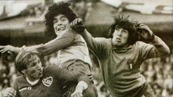 En disputa de un balón