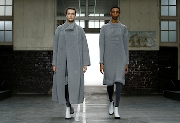 Las modelos presentan las creaciones