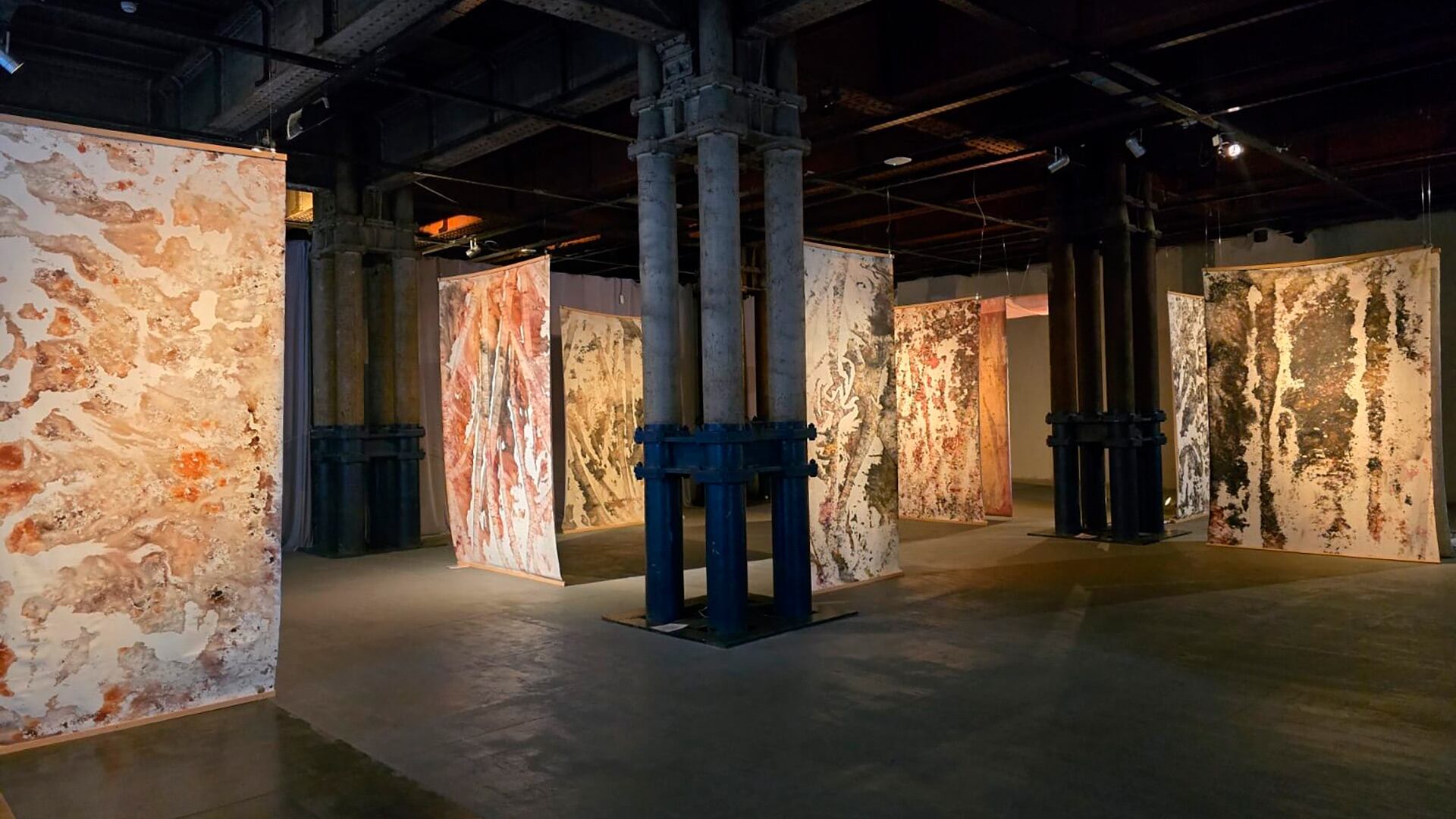 Orlowski trabaja con tinta china, acrílico y pigmentos, junto a agua de lluvia recolectada en recipientes