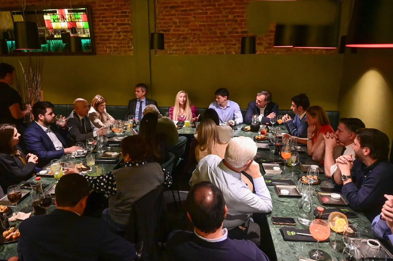 Karina Milei habla antes los legisladores de La Libertad Avanza en la cena que se realizó anoche en un restaurante porteño