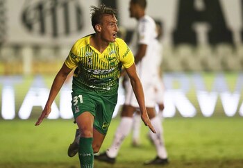 Brian Romero festeja el gol