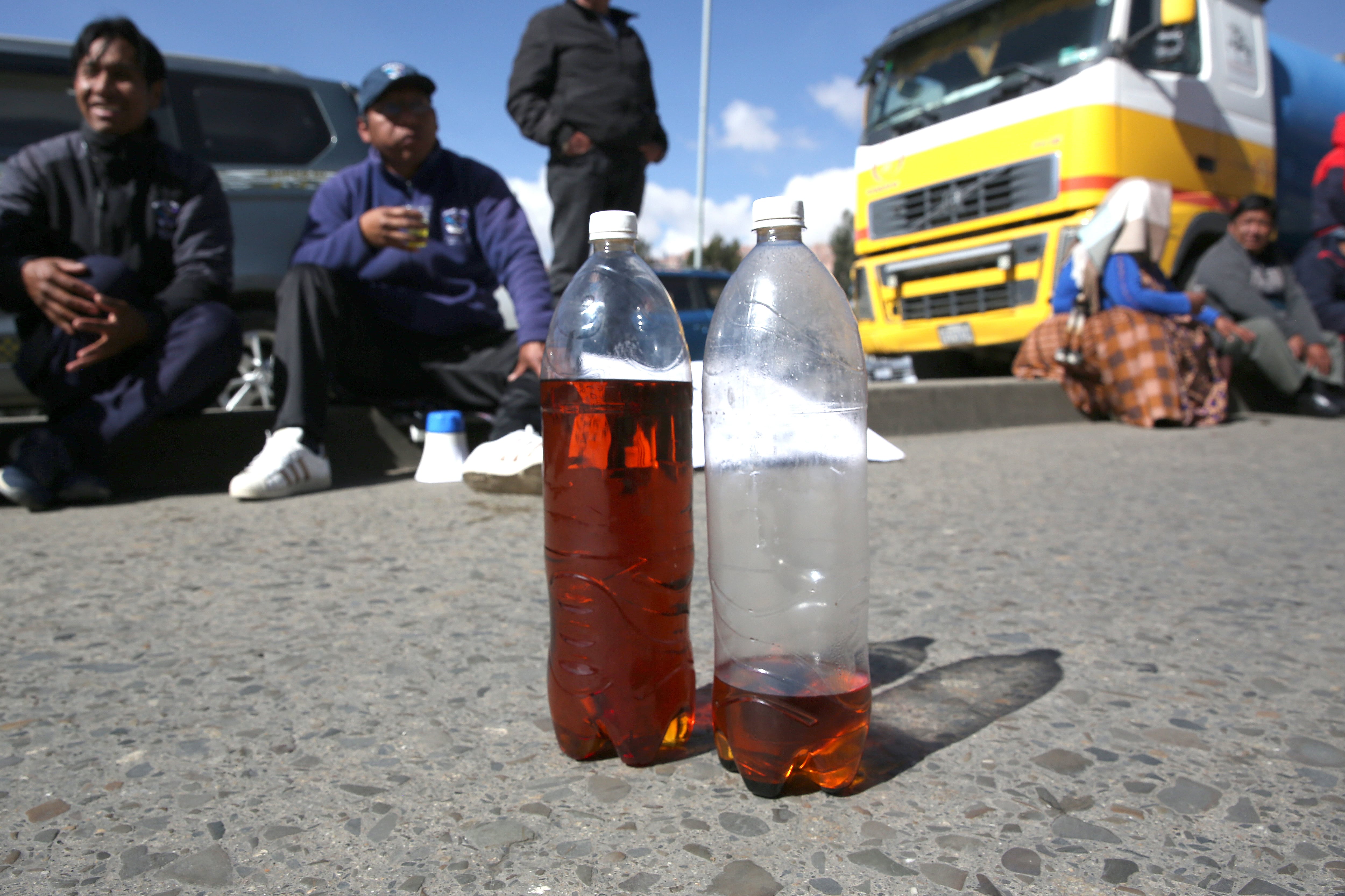 AMDEP2564. LA PAZ (BOLIVIA), 25/03/2026.- Fotografía que muestra dos envases con gasolina durante una protesta de transportistas este miércoles en La Paz (Bolivia). Los sindicatos del transporte de las ciudades bolivianas de La Paz y El Alto realizan una huelga de 24 horas con bloqueos en las principales vías para protestar por la mala calidad del combustible distribuido por la petrolera estatal YPFB. EFE/ Luis Gandarillas