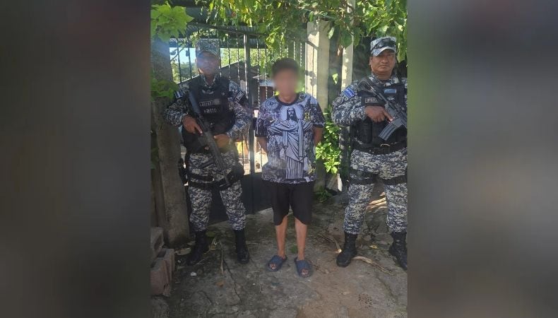 Las autoridades capturaron a Ismael M. como presunto responsable del crimen ocurrido en el departamento de Cabañas. (Cortesía: PNC de El Salvador)