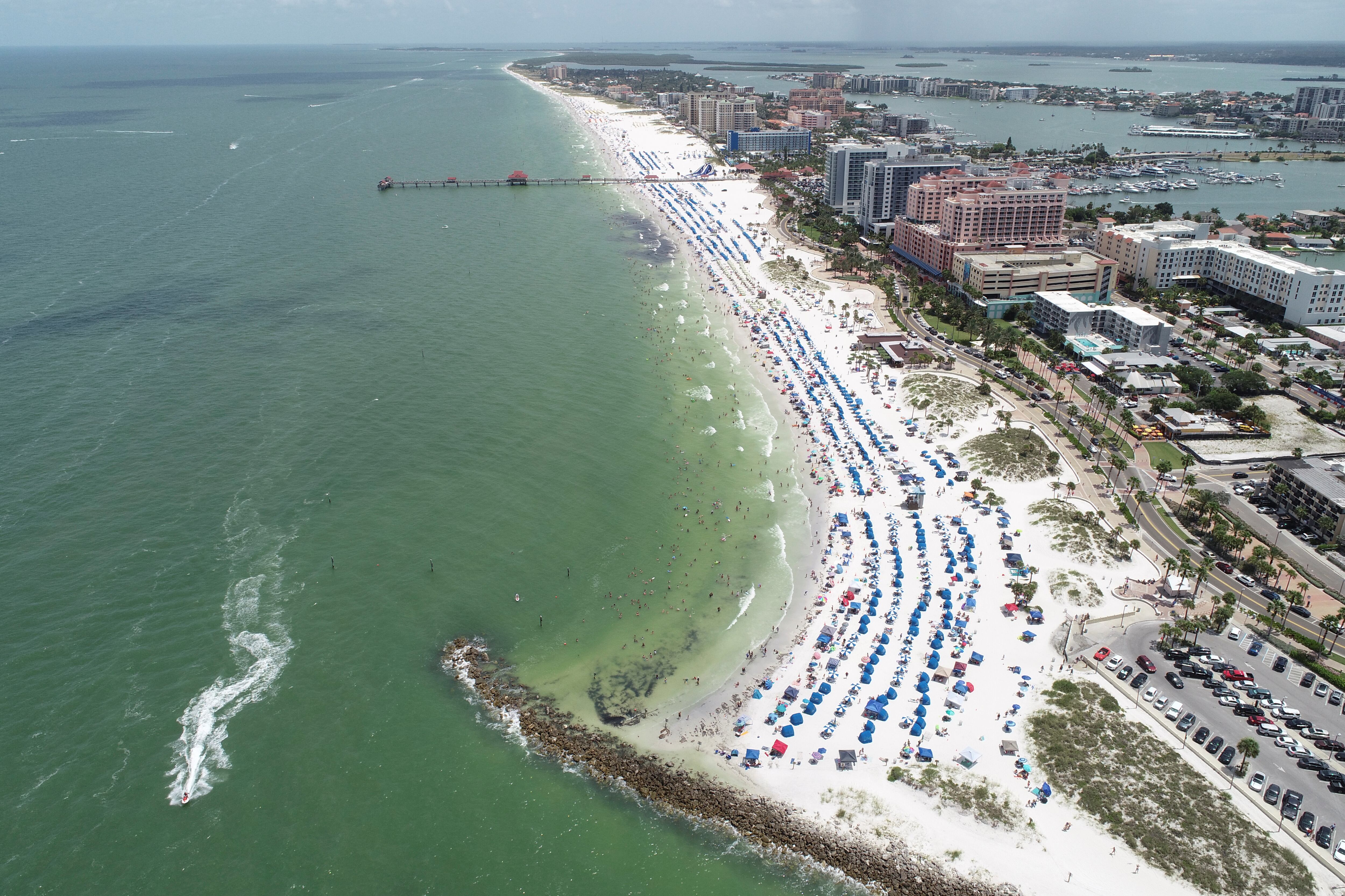 Clearwater Beach es reconocida por TripAdvisor como una de las 20 mejores playas del mundo para 2026 gracias a sus arenas blancas y aguas turquesas (REUTERS/Drone Base)