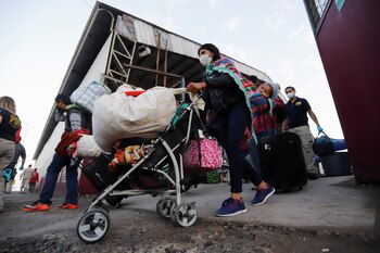Bolivianos queriendo volver de Chile