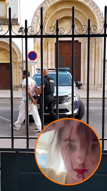 Un hombre esposado con camisa colorida es escoltado por un policía uniformado con un coche patrulla de fondo, visto a través de una reja negra. Un rostro con sangre simulada en un círculo