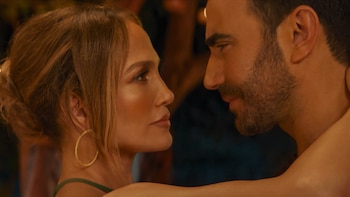 Jennifer Lopez lidera la nueva comedia romántica de Netflix creada solo para ella: “Turbulencia en la oficina”
