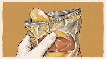 Dibujo de una mano que sostiene una bolsa arrugada y abierta de la que asoma una papa frita, sobre un fondo ocre.
