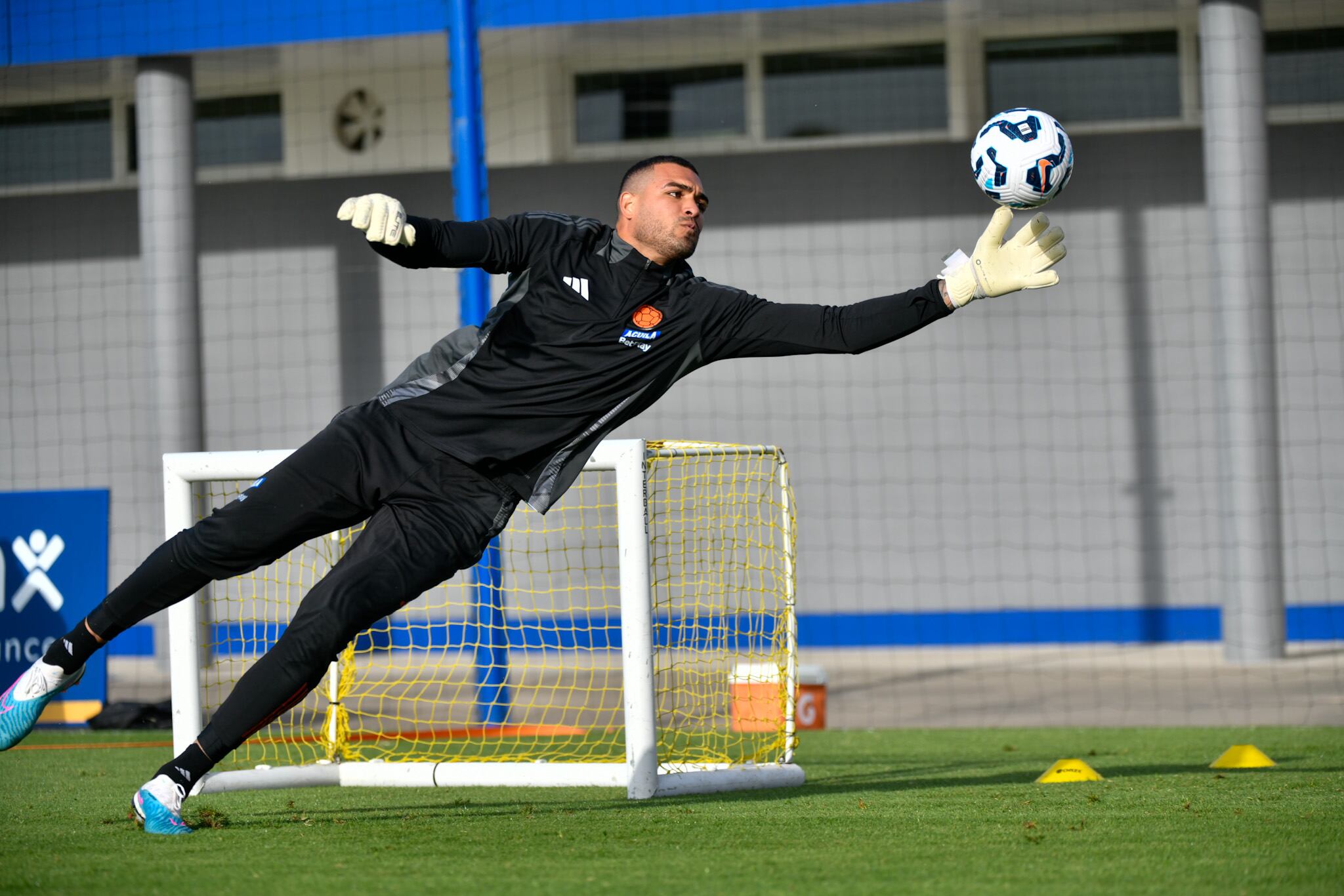 Álvaro Montero en los trabajos pre-competitivos específicos en la portería - crédito Jefatura de Prensa Federación Colombiana de Fútbol