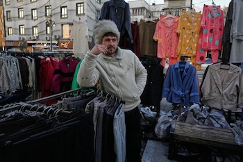 Un vendedor espera a clientes
