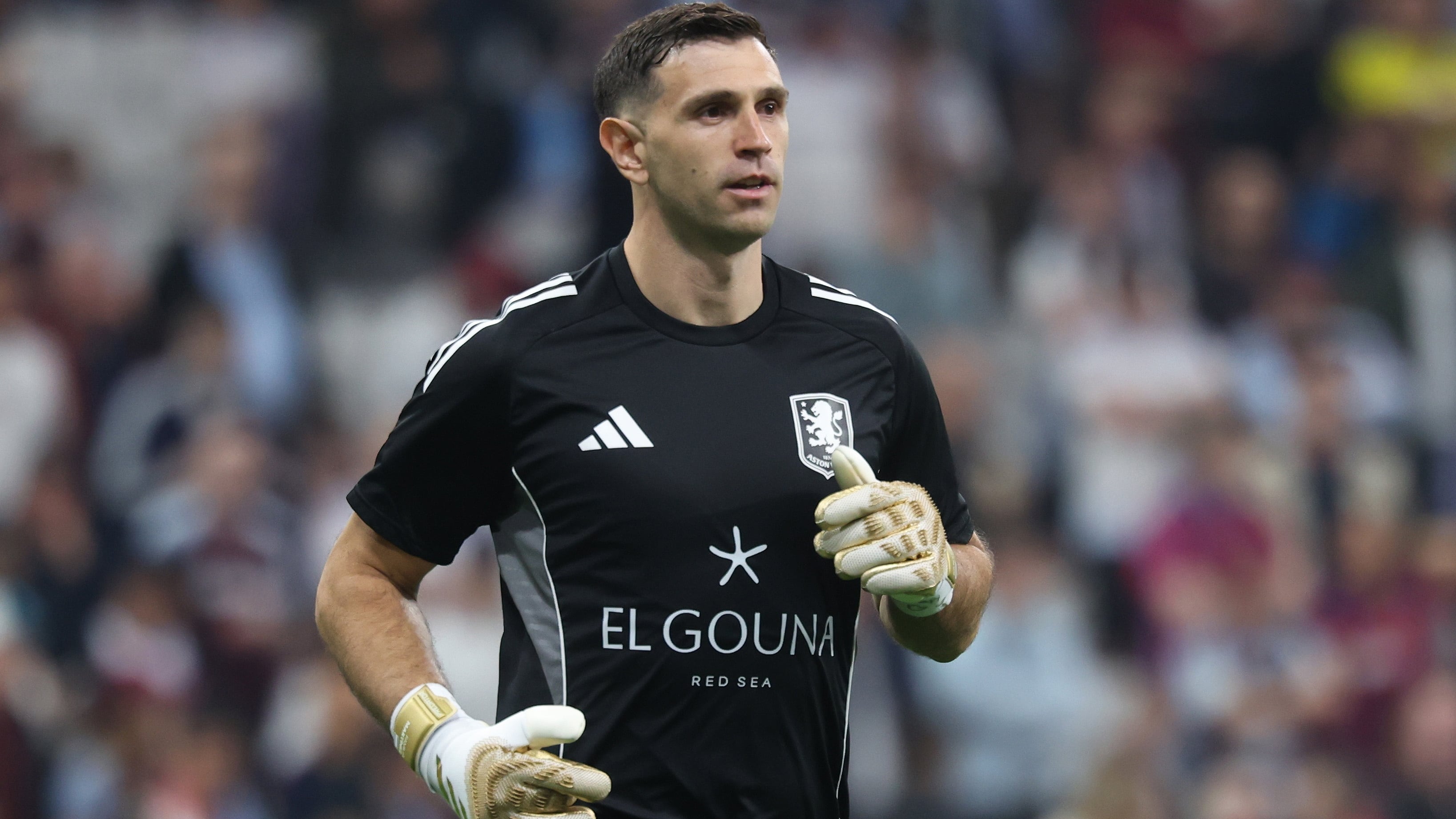 Dibu, con el buzo del Aston Villa (EFE/EPA/GEORGI LICOVSKI)
