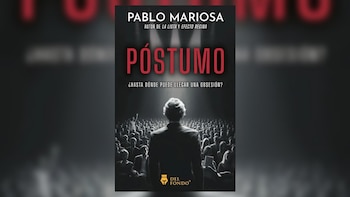 Portada del libro Póstumo de Pablo Mariosa, con un hombre de espaldas mirando a una multitud. El título está en rojo vibrante