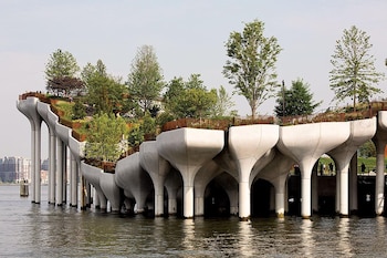 La estructura diseñada por Heatherwick Studio sostiene el parque sobre el río Hudson y es uno de sus elementos arquitectónicos más reconocibles.
