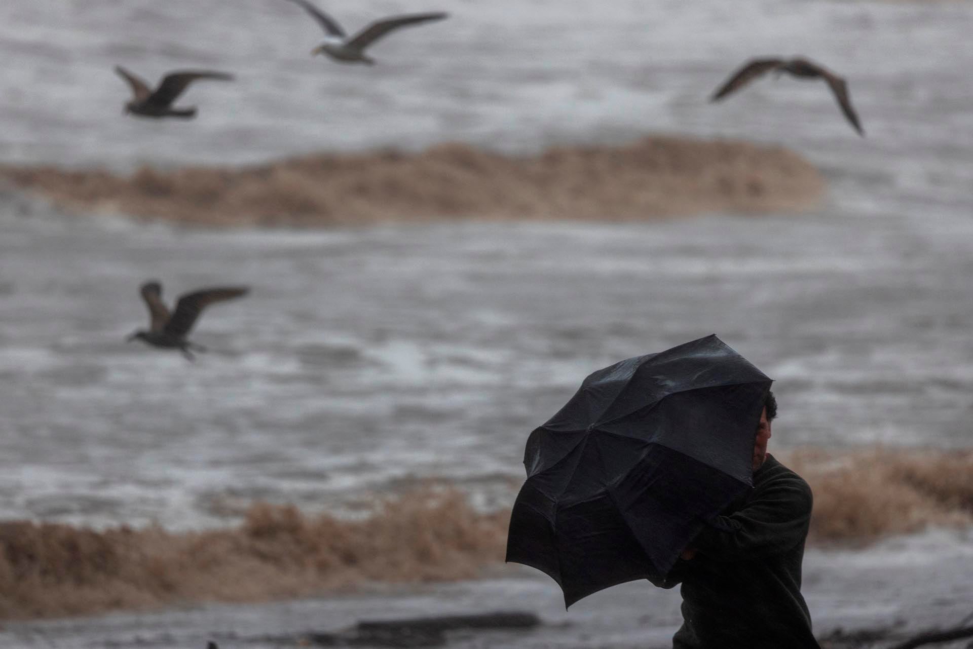 California podría enfrentar inundaciones por las intensas tormentas y los ríos atmosféricos que se esperan durante el invierno boreal, con mayor riesgo entre enero y marzo de 2027 (DAVID MCNEW/AFP/Archivo)