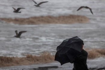 El segundo río atmosférico en días atraviesa California, cortando el suministro eléctrico e inundando carreteras