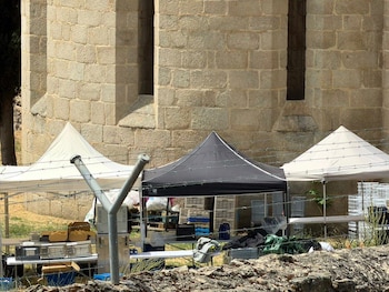 Elementos para preparar la boda colocados en los muros del ábside de la Iglesia