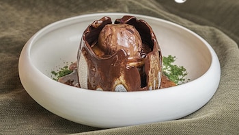 Dracarys, un huevo de chocolate con núcleo de bizcocho de avellana, crujiente de pailleté y cremoso de chocolate-kinder