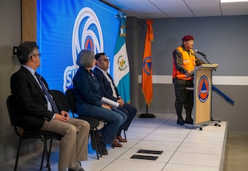 Durante el despliegue nacional, la estrategia de gestión interinstitucional proporcionó servicios médicos, mecánicos y de información a viajeros y visitantes, evidenciando la magnitud del esfuerzo logístico realizado a lo largo de diez días en rutas y zonas turísticas. (fotografía: Sistema Conred)