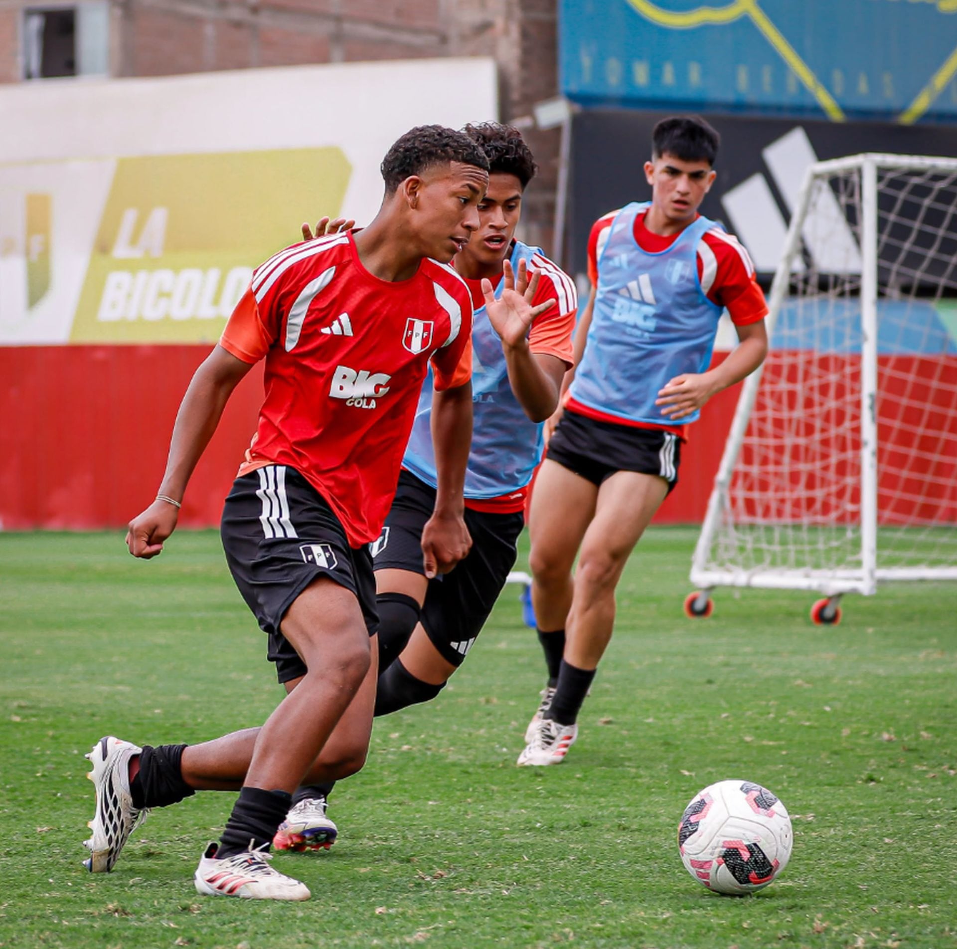 La FPF complementará los límites a los extranjeros con exigencias para promover la participación de futbolistas jóvenes. En Liga 1, los clubes deberán completar 2.100 minutos con jugadores nacidos en 2007, mientras que Liga 2 y Liga 3 tendrán cuotas juveniles específicas. (Selección Peruana)