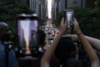La multitud se detiene para