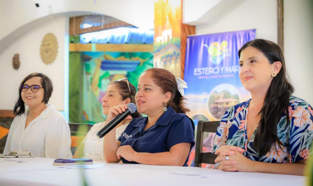 La ministra de Turismo, Morena Valdez, entregó hoy el reconocimiento de family friendly al hotel y restaurante Estero y Mar./(Secretaría de Prensa de la Presidencia)