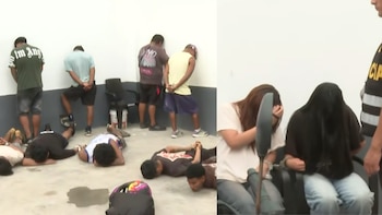 Vista dividida de arrestos: hombres de pie contra una pared y tendidos en el suelo, mientras dos mujeres sentadas cubren sus rostros. Todos están detenidos