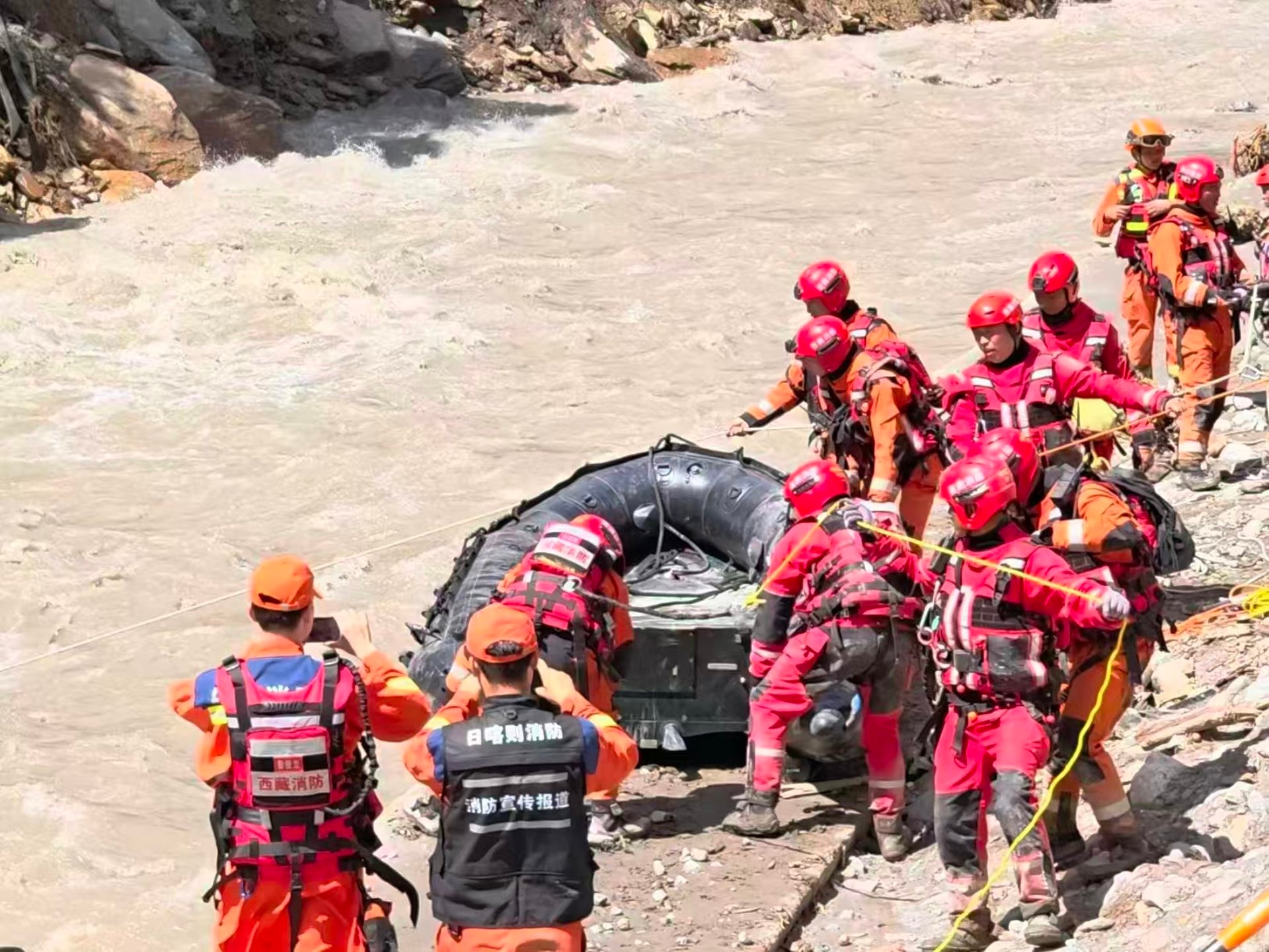 BEIJING, Aug. 28, 2026 -- This screenshot from a video clip taken on Aug. 28, 2026 shows rescue operations underway at the mudslide-hit area.
Emergency rescue operations have been carried out in an orderly and well-coordinated manner after a mudslide struck Gyirong Port in Gyirong County, southwest China's Xizang Autonomous Region on Wednesday morning.,Image: 1128907320, License: Rights-managed, Restrictions: , Model Release: no , Credit line: Xinhua / Xinhua News / Europa Press