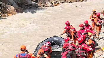 Aumentan a siete los muertos y más de 550 los desaparecidos en China por la riada en la frontera con Nepal