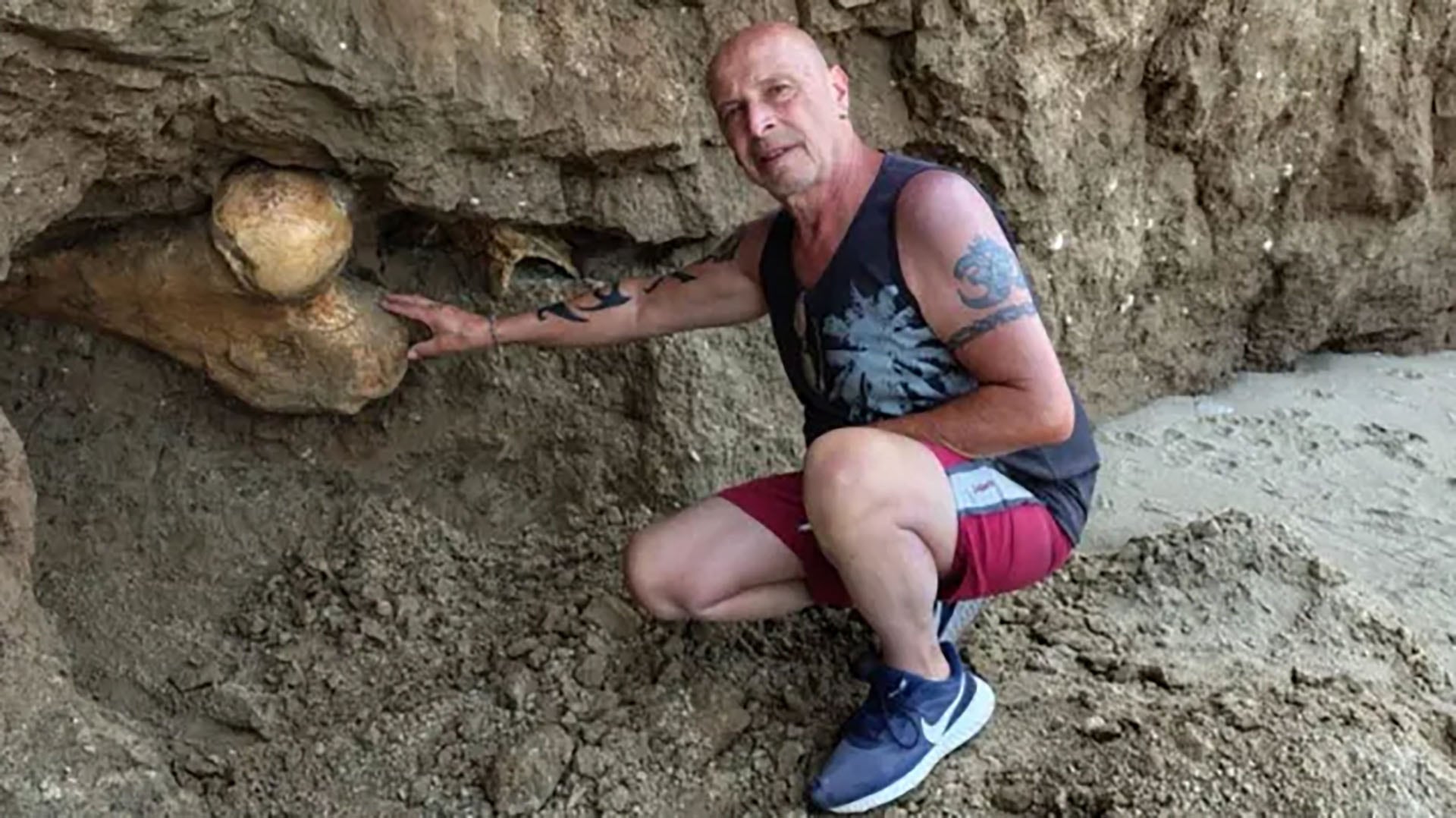 Mario Cianciola, el turista que encontró el fémur derecho del mamífero prehistórico gigante hallado en Santa Clara del Mar (Cortesía Museo Lorenzo Scaglia)